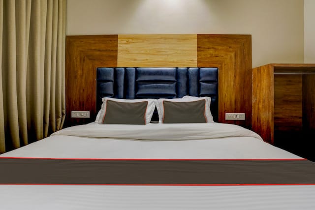 Couple friendly hotel room in Anand Gujarat - Hotel SR Inn