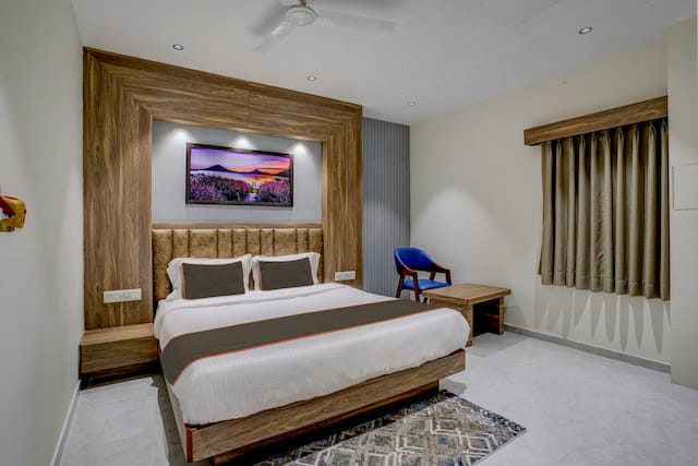 Affordable hotel room near Sardar Patel University Anand